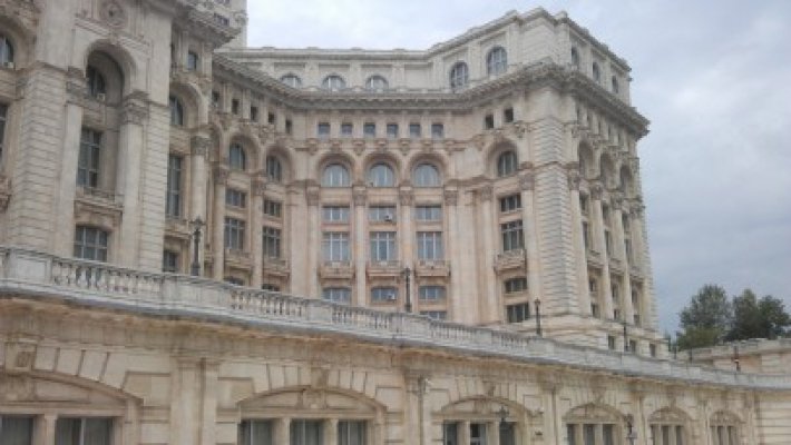 Ameninţare cu bombă la Parlament